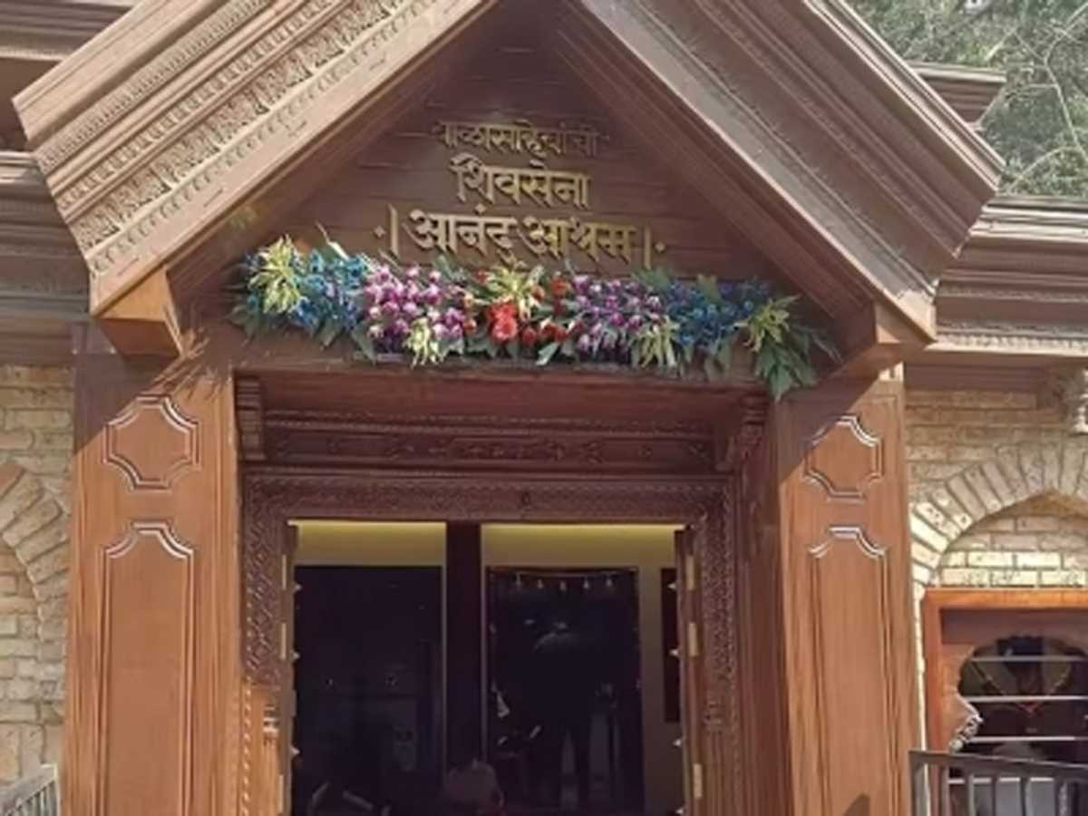 चुनाव आयोग के फैसले के बाद शिंदे के गृहनगर ठाणे में शिवसेना का केंद्रीय कार्यालय खुला